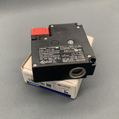 1PC Omron D4NL-2DFA-B4 PLC Safety Switch Lock Door Free Shipping