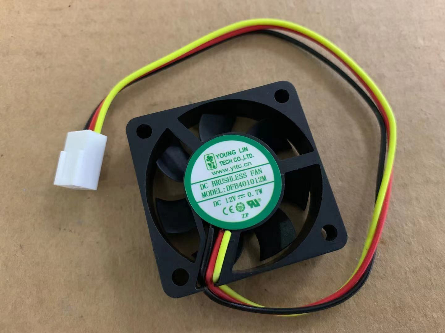 new 1PC YOUNG LIN 4010 12V 0.7W DFB401012M 3-wire cooling fan