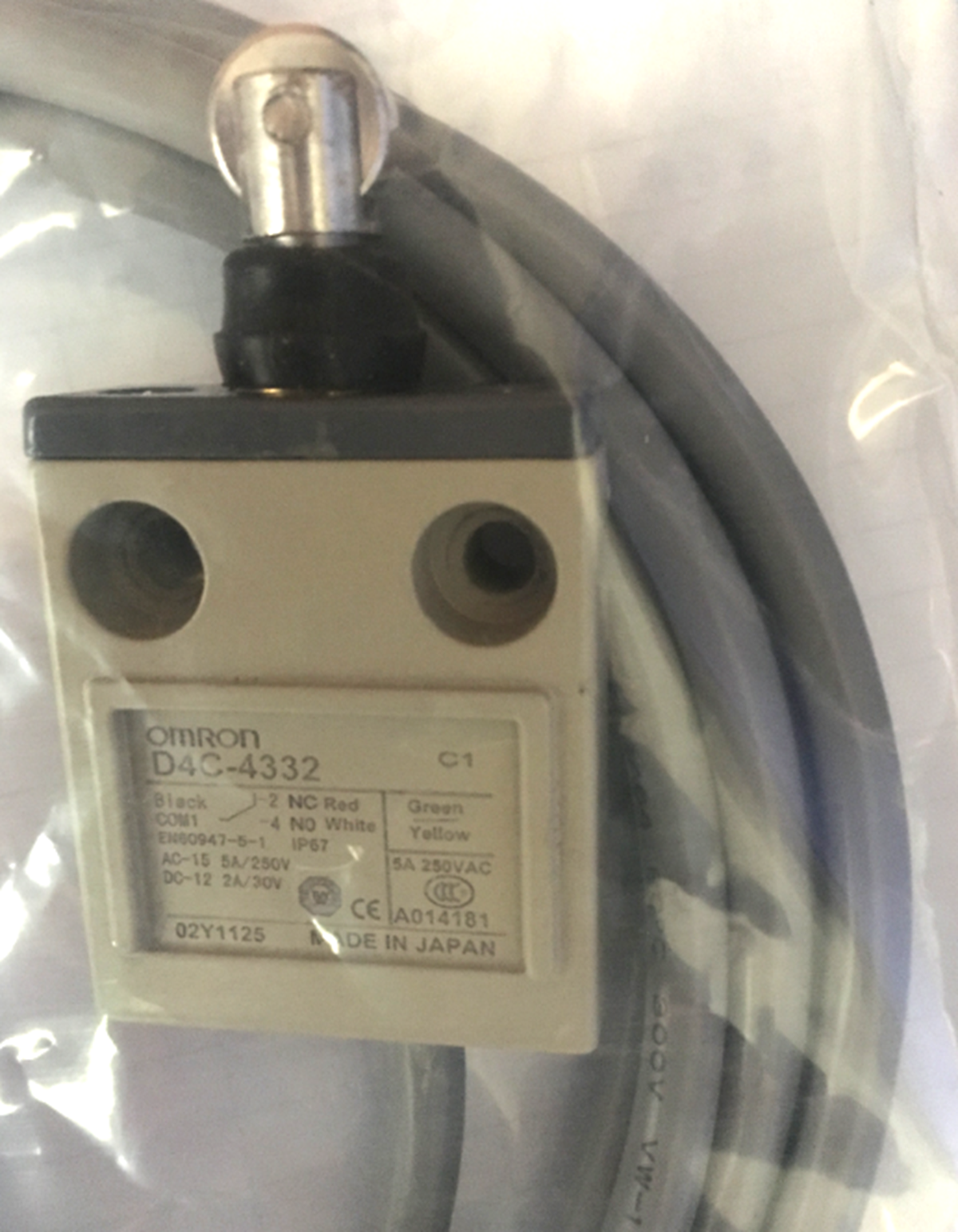 Omron D4C-4332 Limit Switch with D4C4332 sensor technology for reliable protection and control applications - OMRON