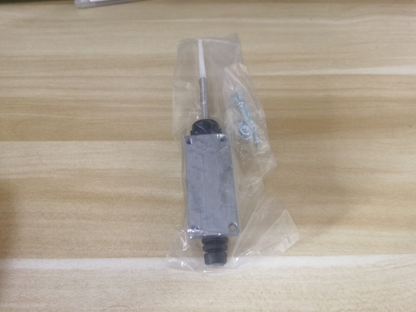 new D4V-8166Z D4V8166Z 1PCS Omron Limit Switch ship *TT - OMRON