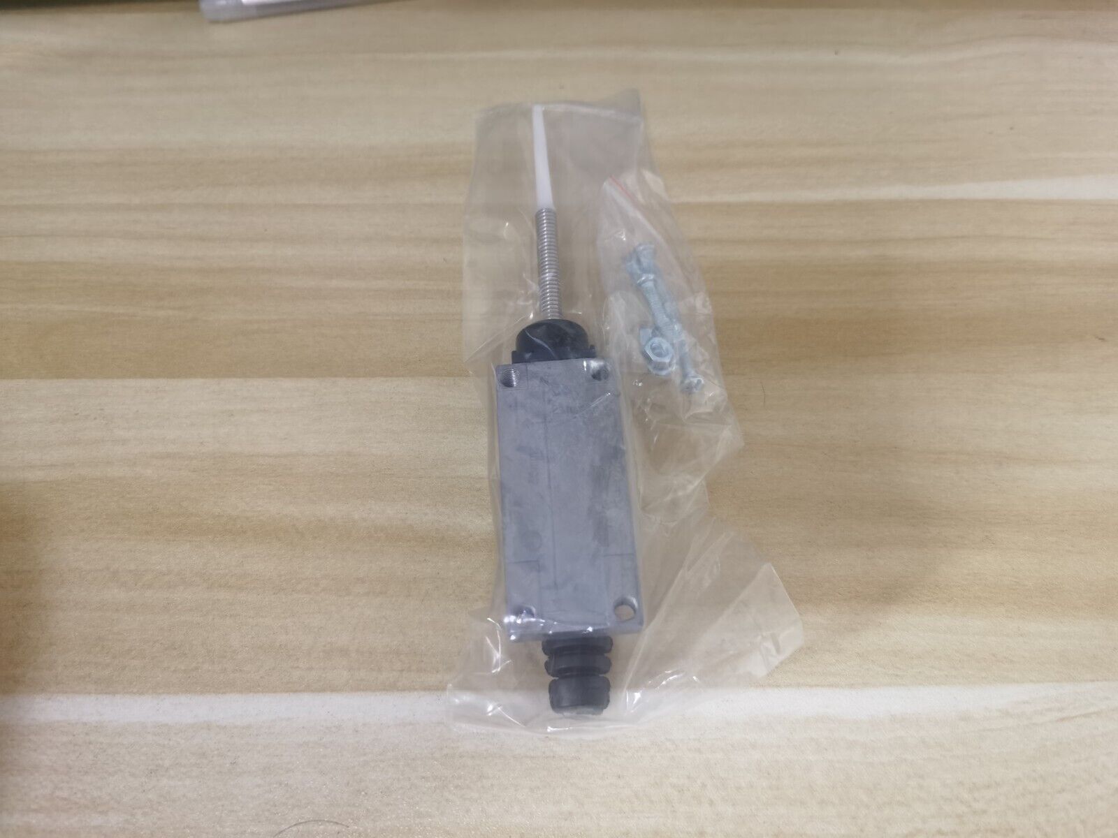 new D4V-8166Z D4V8166Z 1PCS Omron Limit Switch ship *TT - OMRON