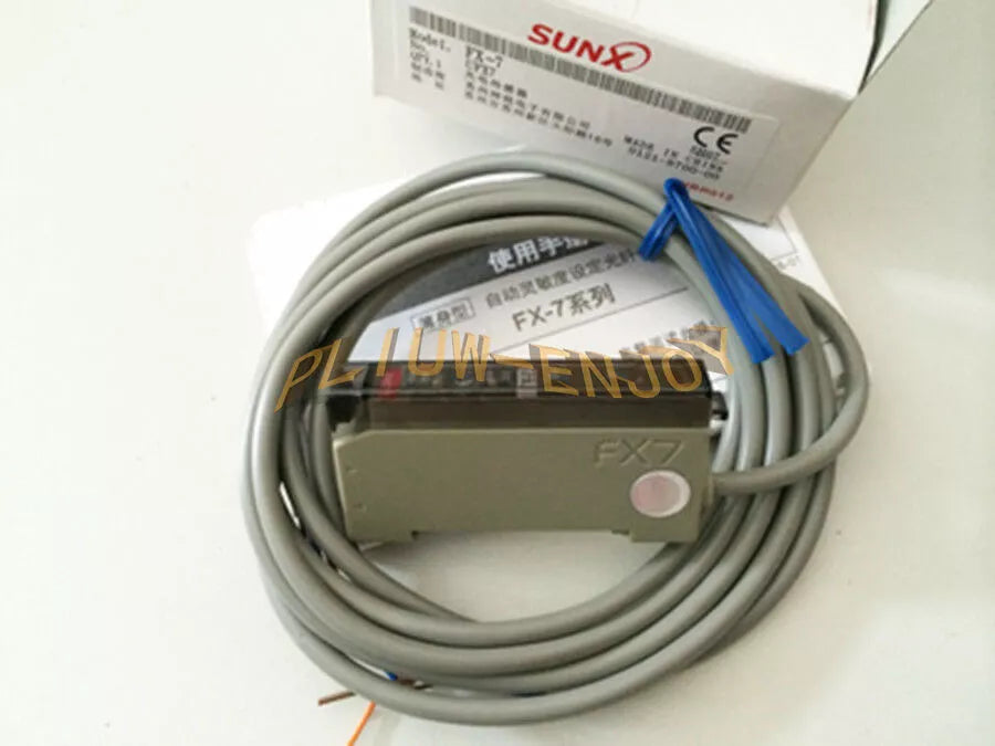 ONE NEW IN BOX Sunx Photoelectric Sensor FX-7 Sunx