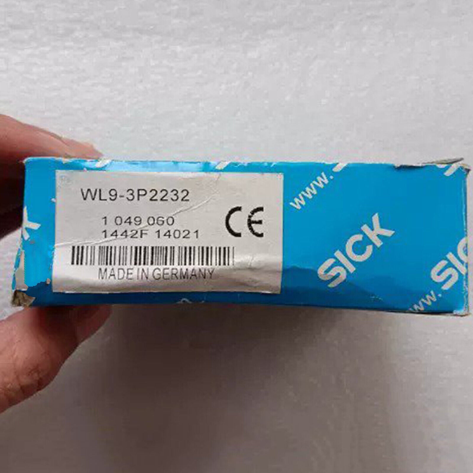 new 1 piece   sick WL9-3P2232 photoelectric sensor ship