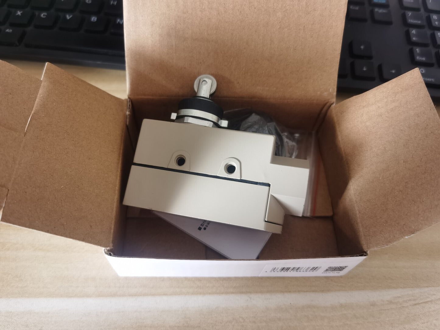 1PCS Omron ZE-N22-2S  ZEN222S limit Switch In Box - Free Shipping #OM