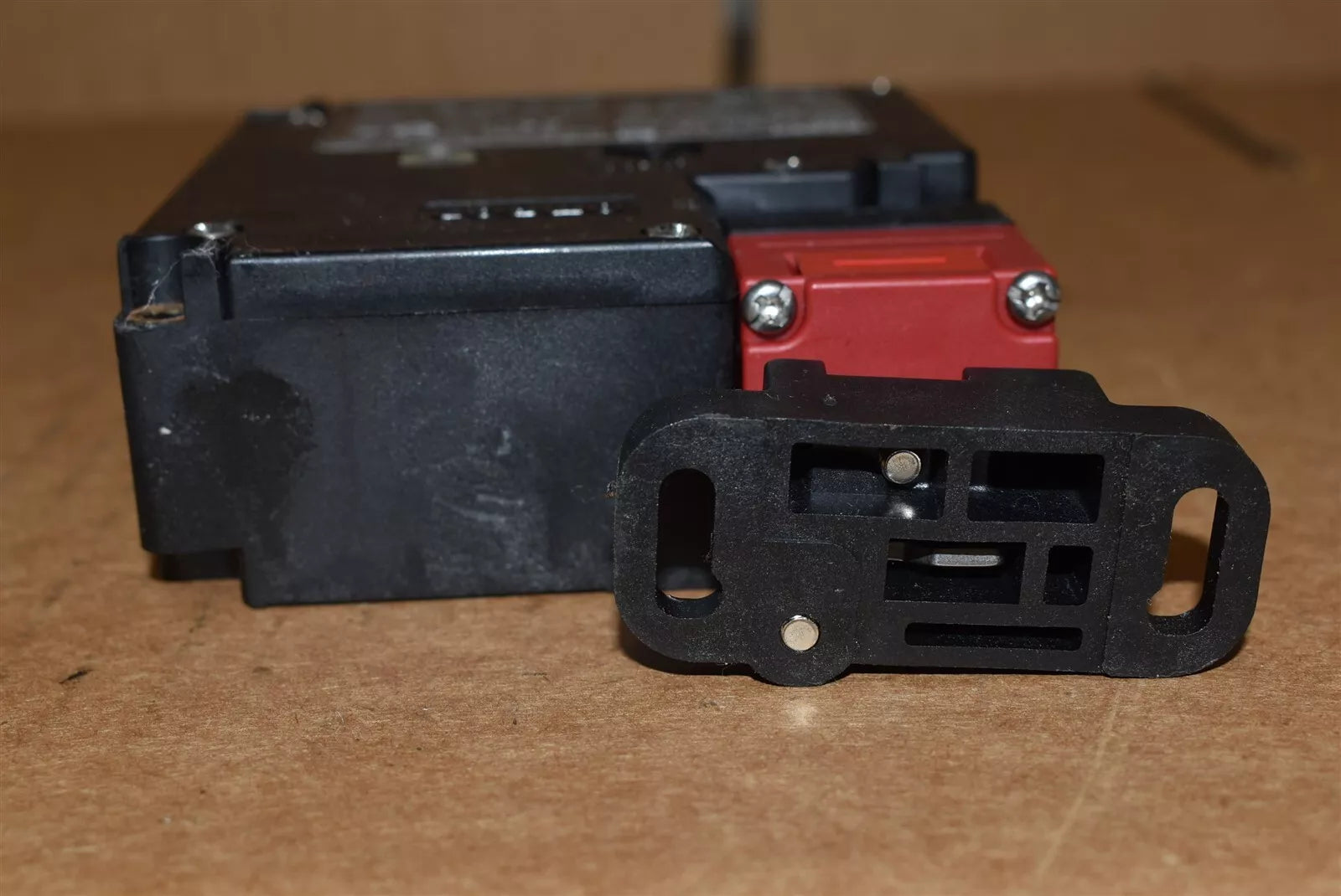 OMRON D4NL-2DFG-B4S Safety Door Switch - 1PC New - OMRON
