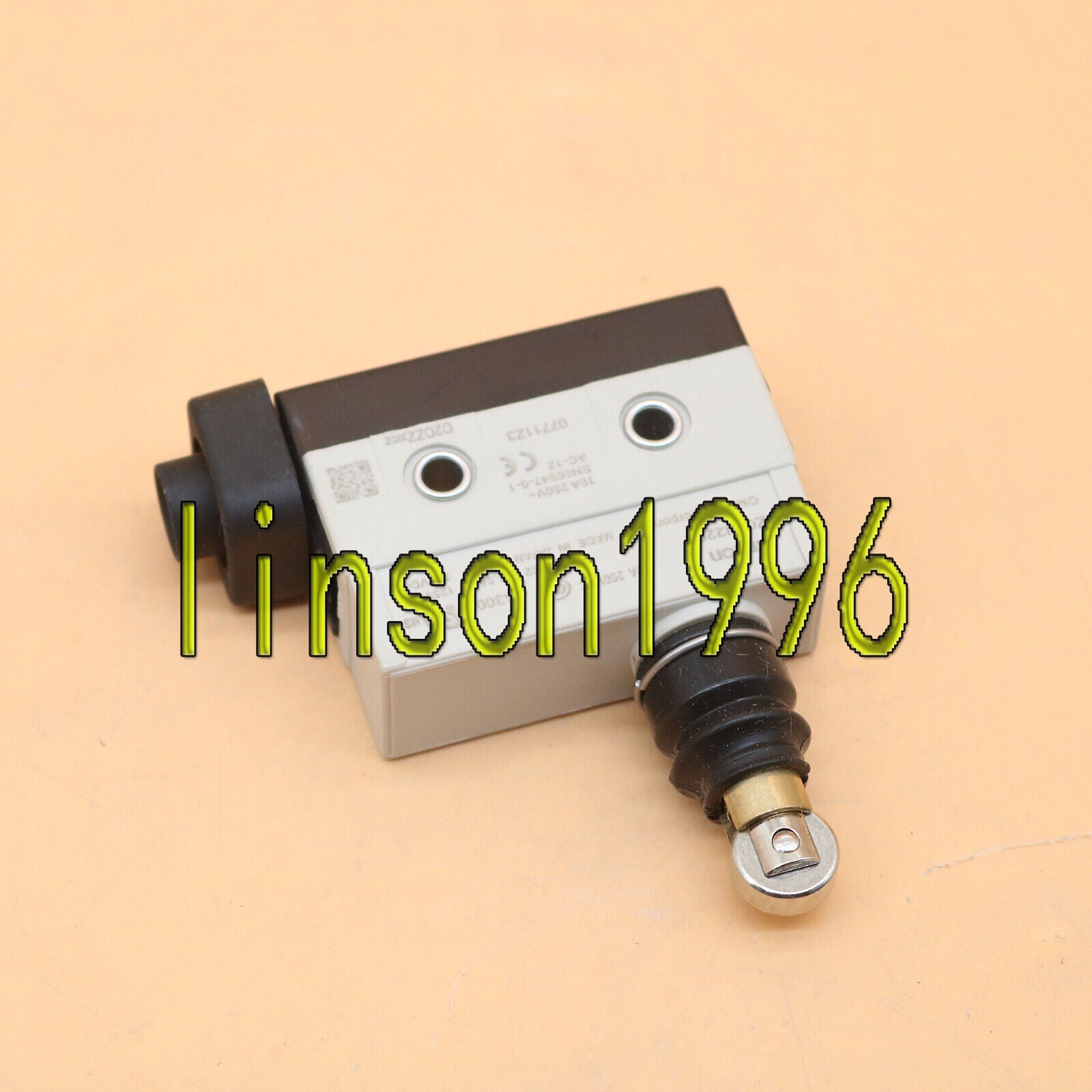 Omron ONE Enclosed Limit Switch ZC-N2255 Sealed Roller Plunger - OMRON