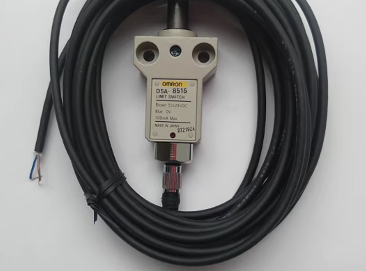 Omron Automation and Safety D5A-8515 Plunger Limit Type Cable Output PNP - OMRON