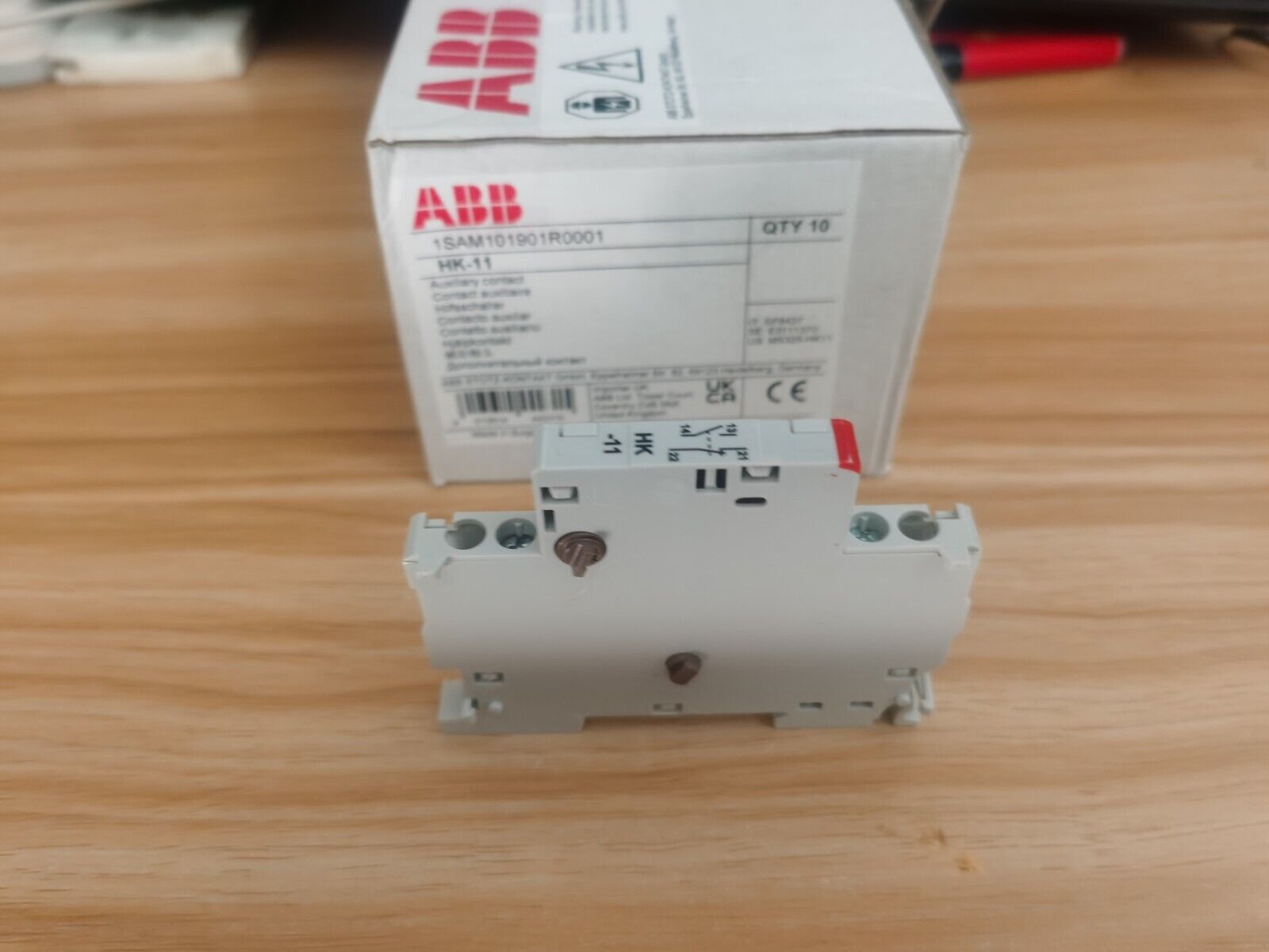 new 1PCS  ABB HK-11 1SAM101901R0001 AUXILIARY CONTACT 1NO+1NC