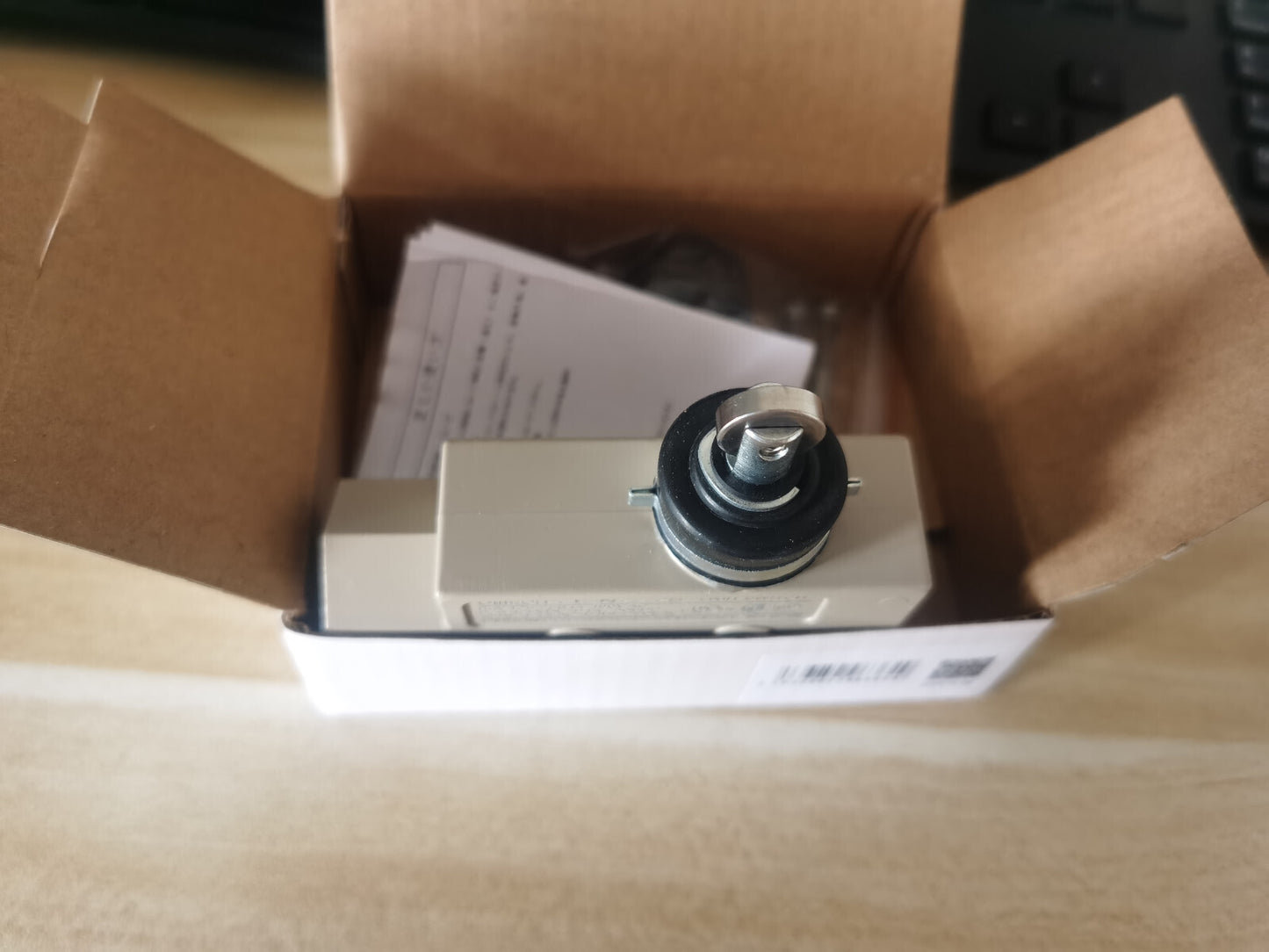 1PCS Omron ZE-N22-2S  ZEN222S limit Switch In Box - Free Shipping #OM