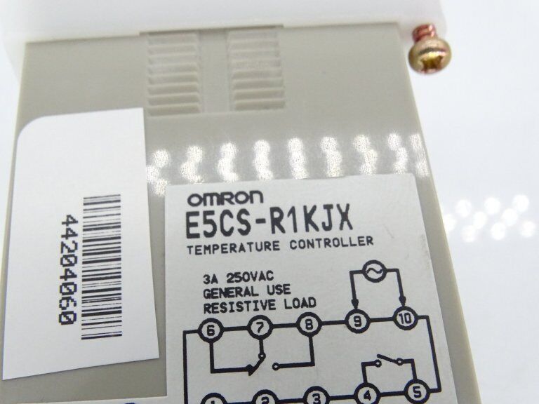 OMRON E5CS-R1KJX Temperature Controller - Precision Temperature Regulation - OMRON