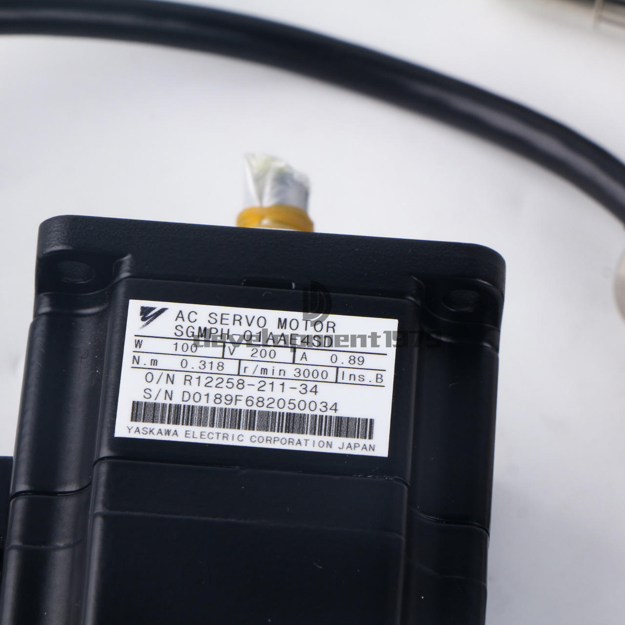 Yaskawa Servo Motor SGMPH-01AAE4SD - YASKAWA