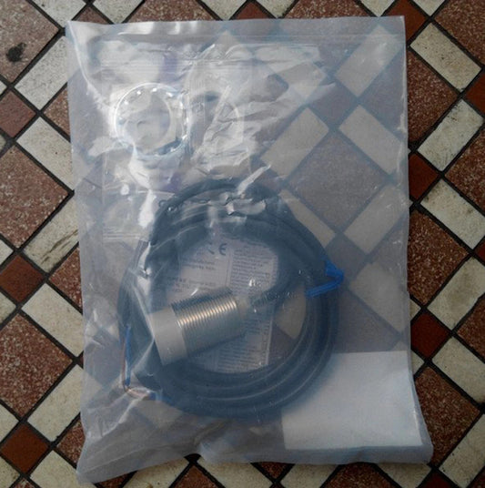 One Omron E2E-X20MD2-Z Proximity Sensor E2EX20MD2Z Free Shipping