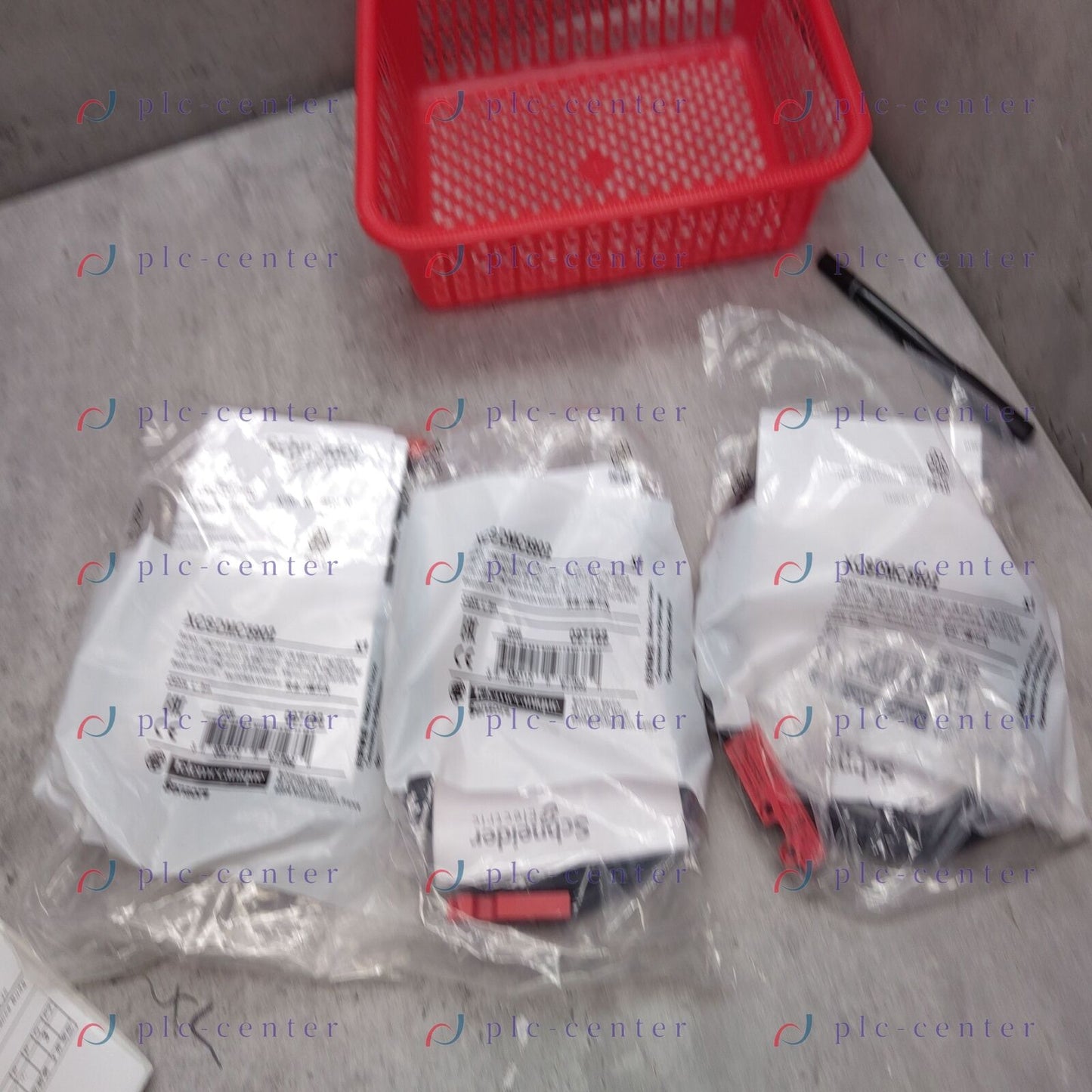 new Schneider Coded Magnetic Switches XCSZC5902 1 Year