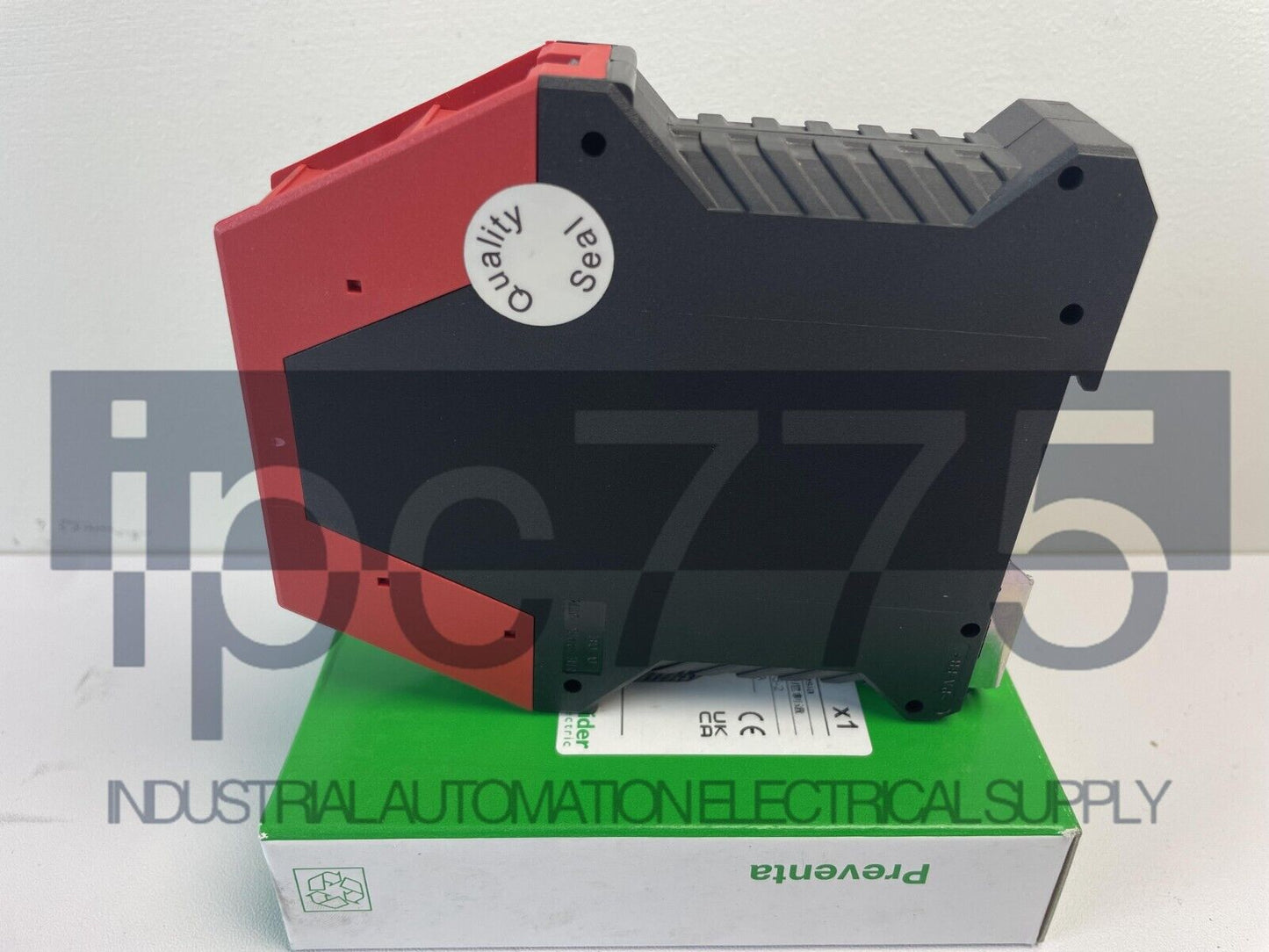 New Schneider XPSAC5121 Safety Relay with Box - SCHNEIDER
