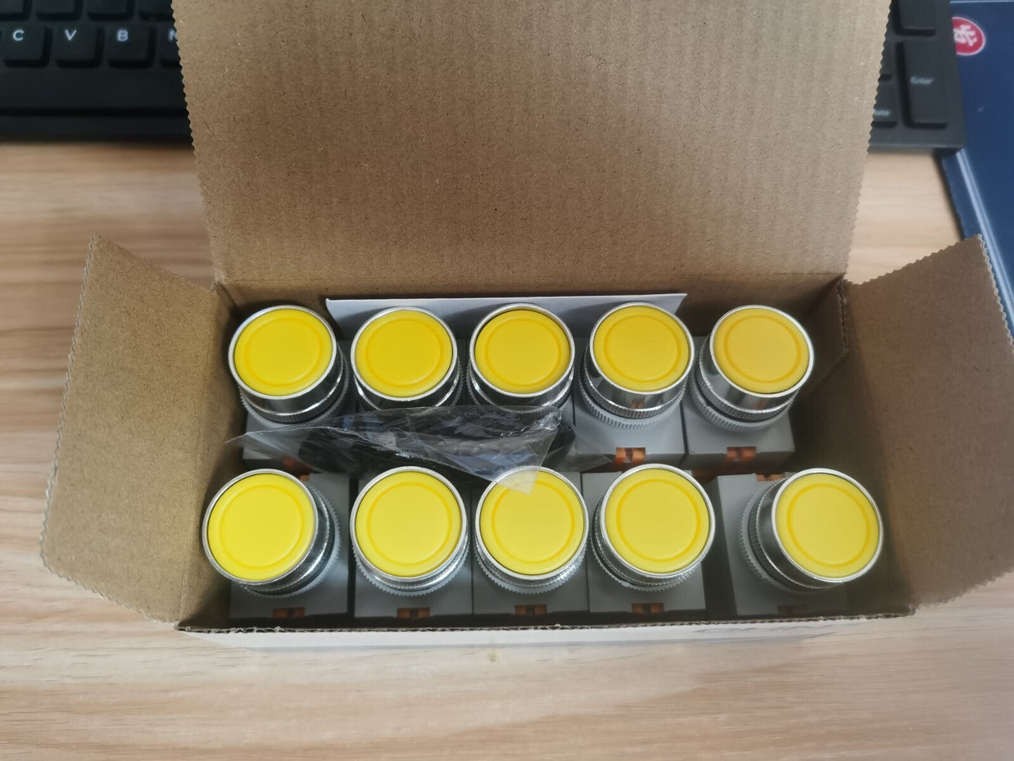 10PCS  Chint NP4-11BN Pushbutton Switches