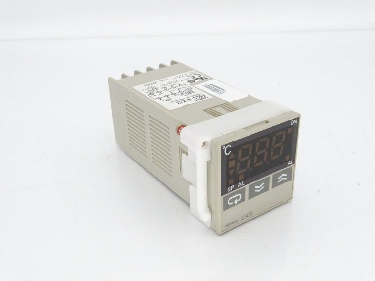OMRON E5CS-R1KJX Temperature Controller - Precision Temperature Regulation - OMRON