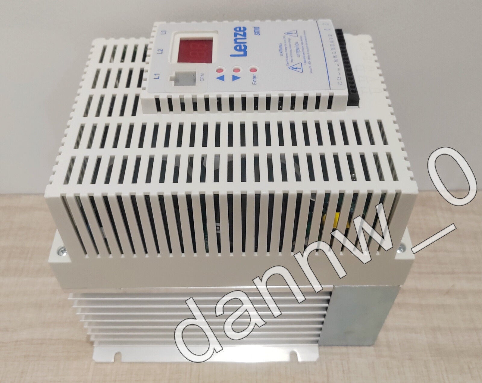 new   LENZE ESMD752L4TXA FREQUENCY INVERTER