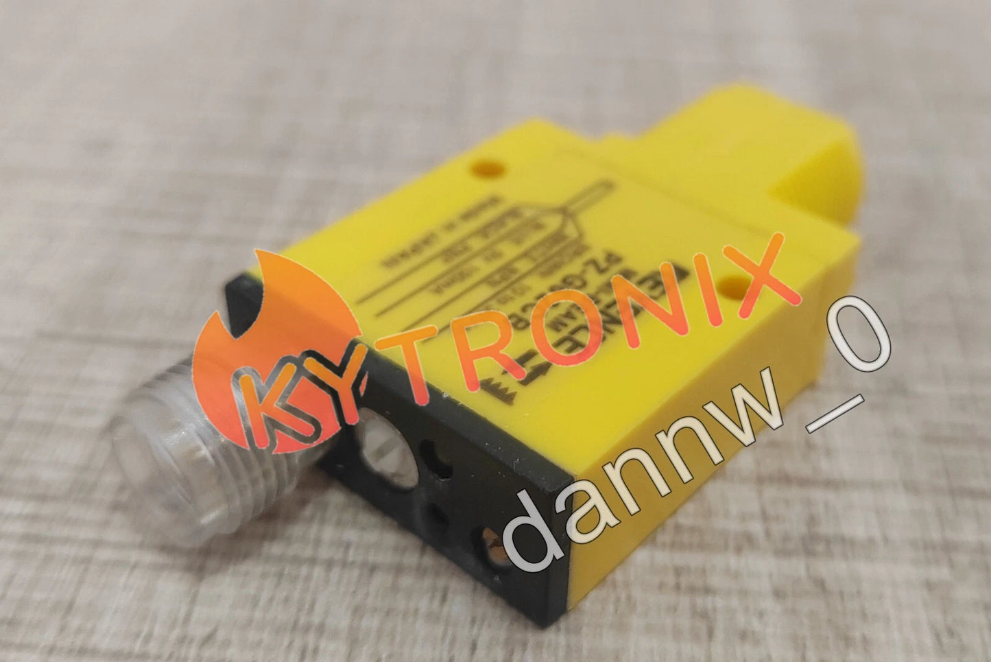 KEYENCE PZ-G62CB photoelectric sensor