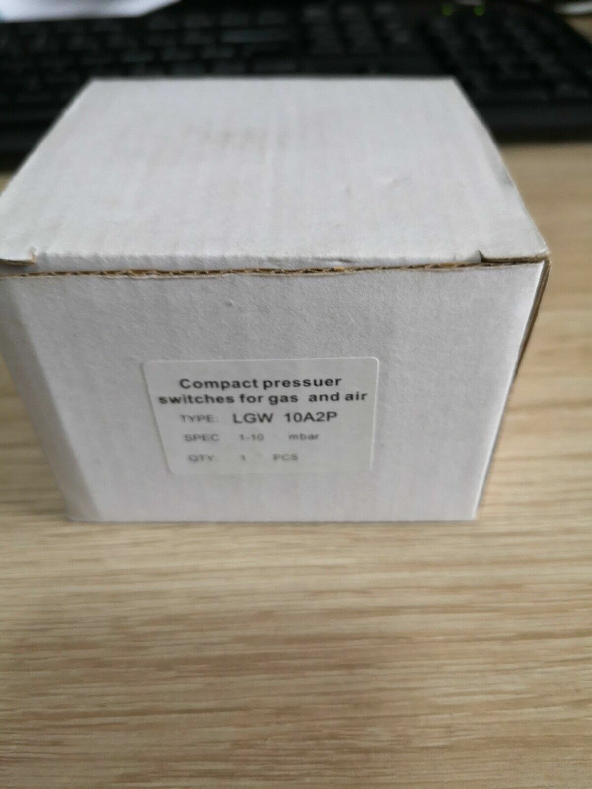 new One  DUNGS LGW10A2P Pressure Switch In Box