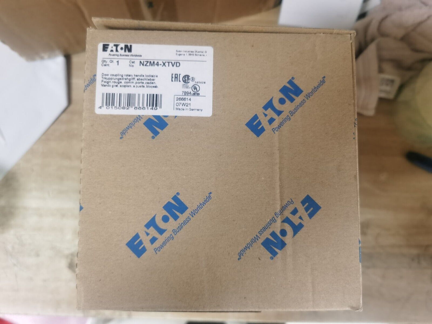 new 1PCS Eaton Moeller NZM4-XTVD NZM4XTVD Handle In Box - EATON MOELLER