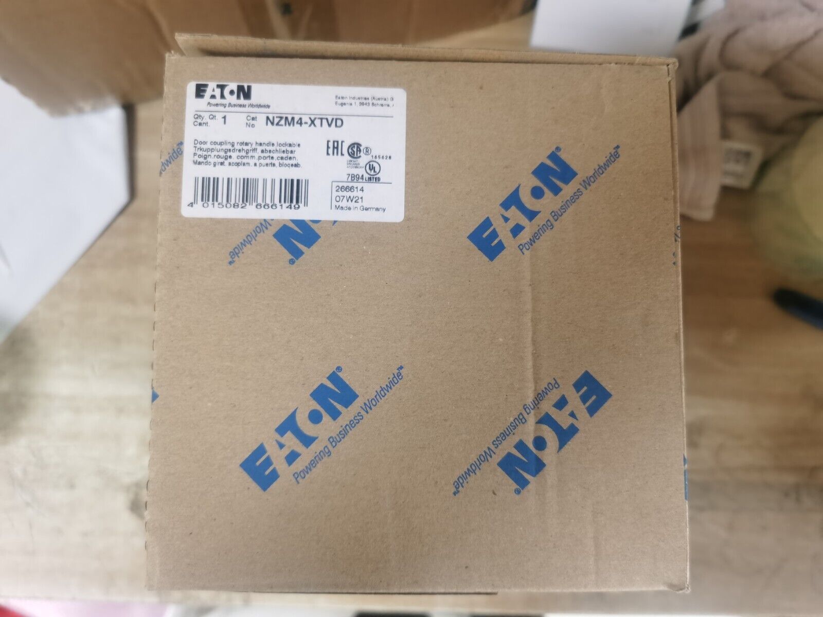 new 1PCS Eaton Moeller NZM4-XTVD NZM4XTVD Handle In Box - EATON MOELLER