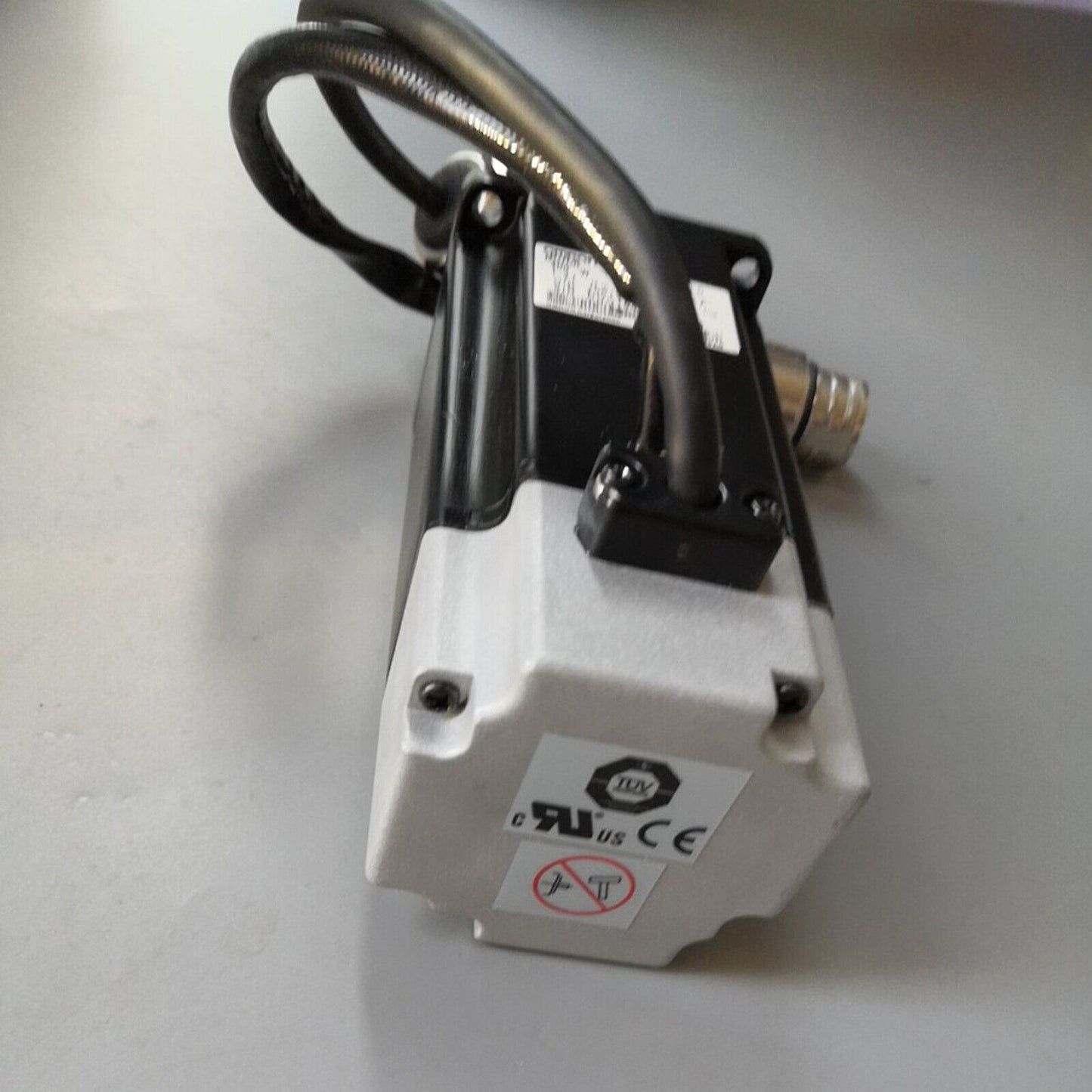 Omron R7M-A40030 servo motor, used - OMRON