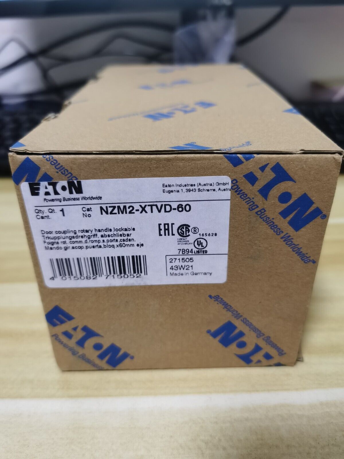 new 1PCS  Eaton Moeller  NZM2-XTVD-60 NZM2XTVD60 Rotary Handle In Box