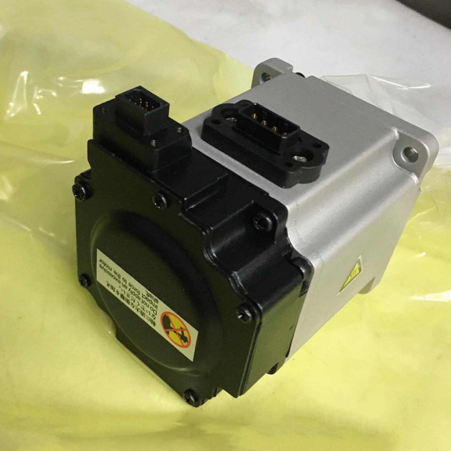 Omron Servo Motor R88M-K20030T-S2-Z Fast Ship - OMRON
