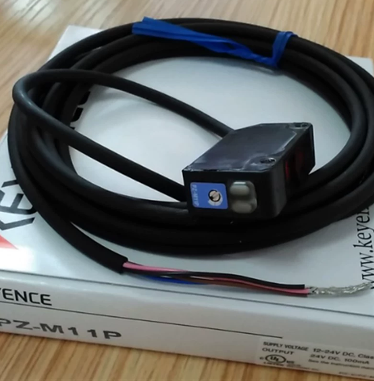 KEYENCE PZ-M11 PLC Square Reflective Cable Type Photoelectric Sensor - KEYENCE