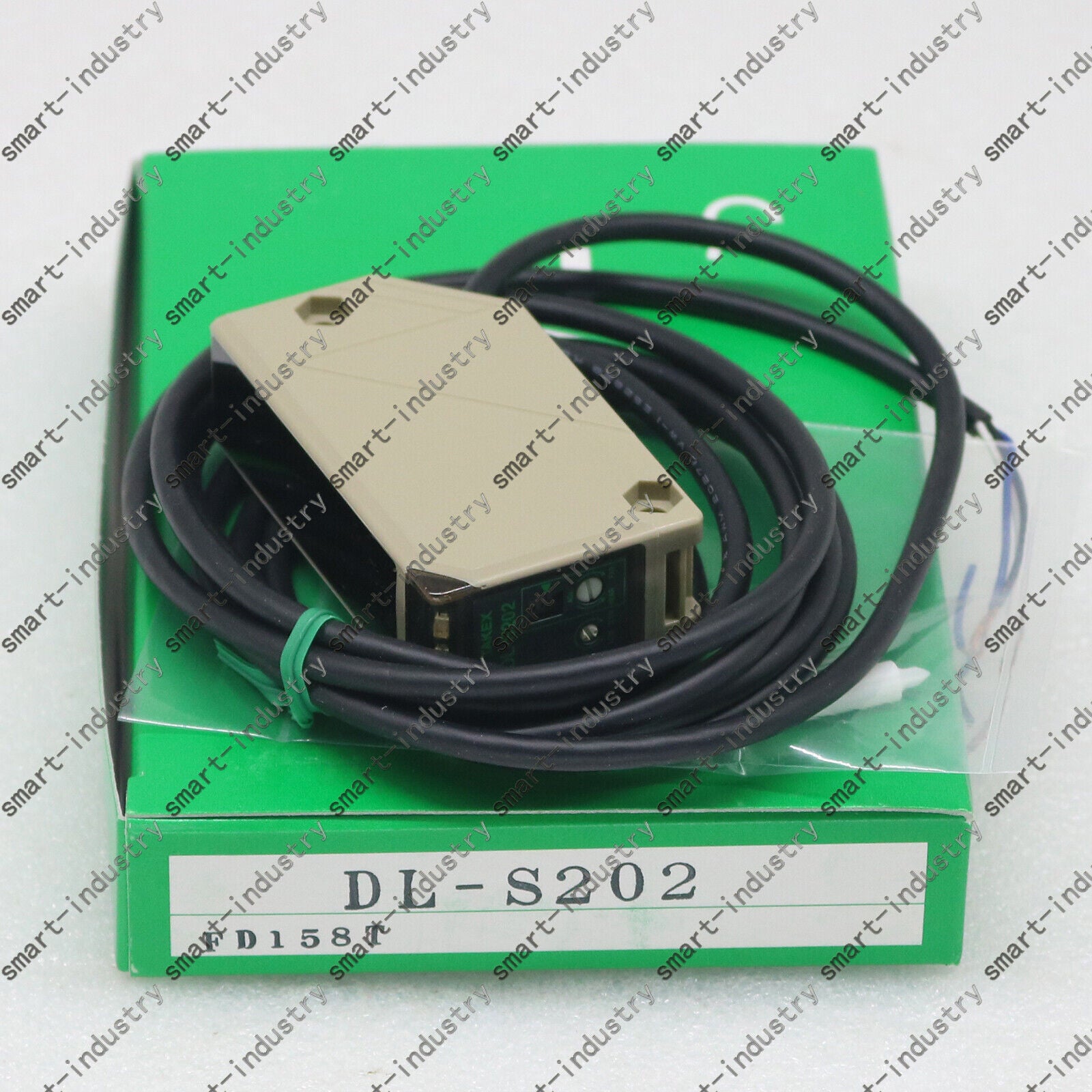 new 1PC  Takex DL-S202 DLS202 Photoelectric Sensor In Box  SHIP