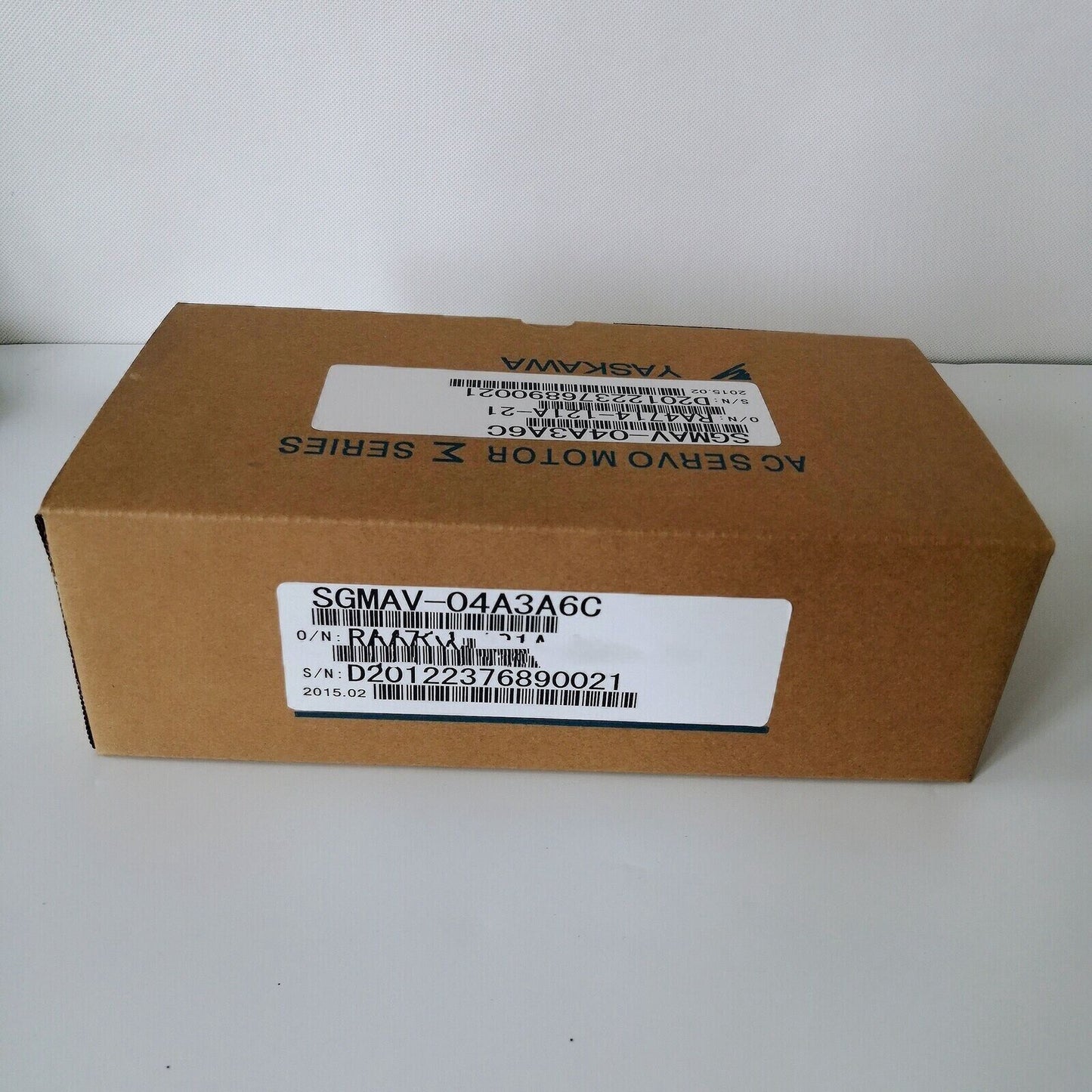 YASKAWA SGMAV-04A3A6C Servo Motor with 240VAC 35W 50Hz 2400 RPM Performance - YASKAWA