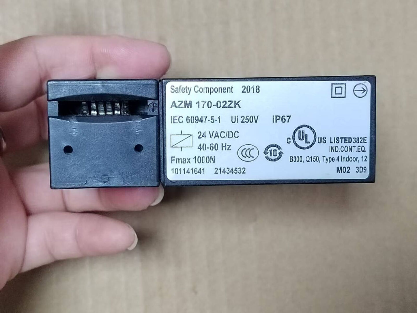 new SCHMERSAL safety switch lock AZM170-02ZK 24AC/DC