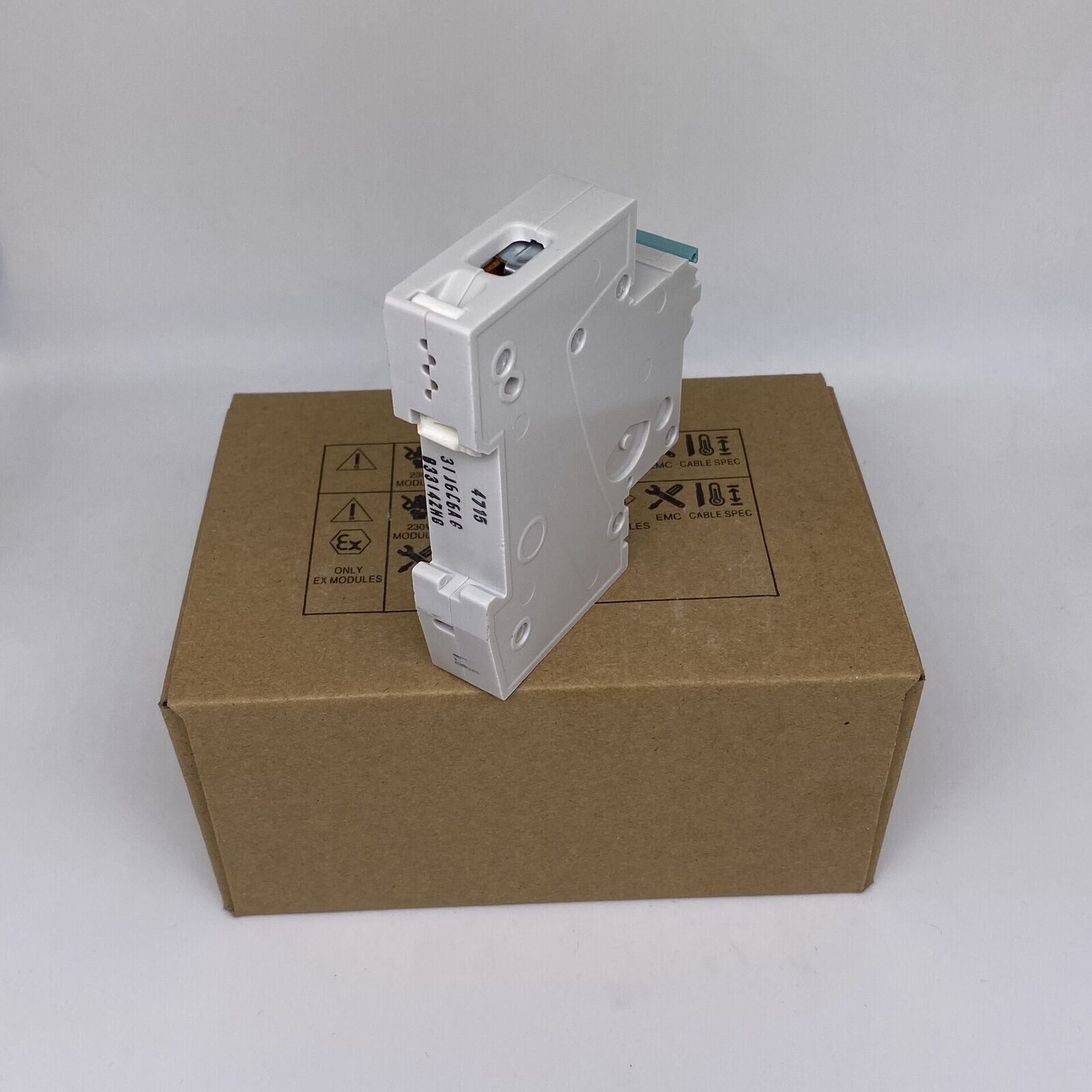 new 1PCS  circuit breaker 5SJ6106-7CR   SIEMENS