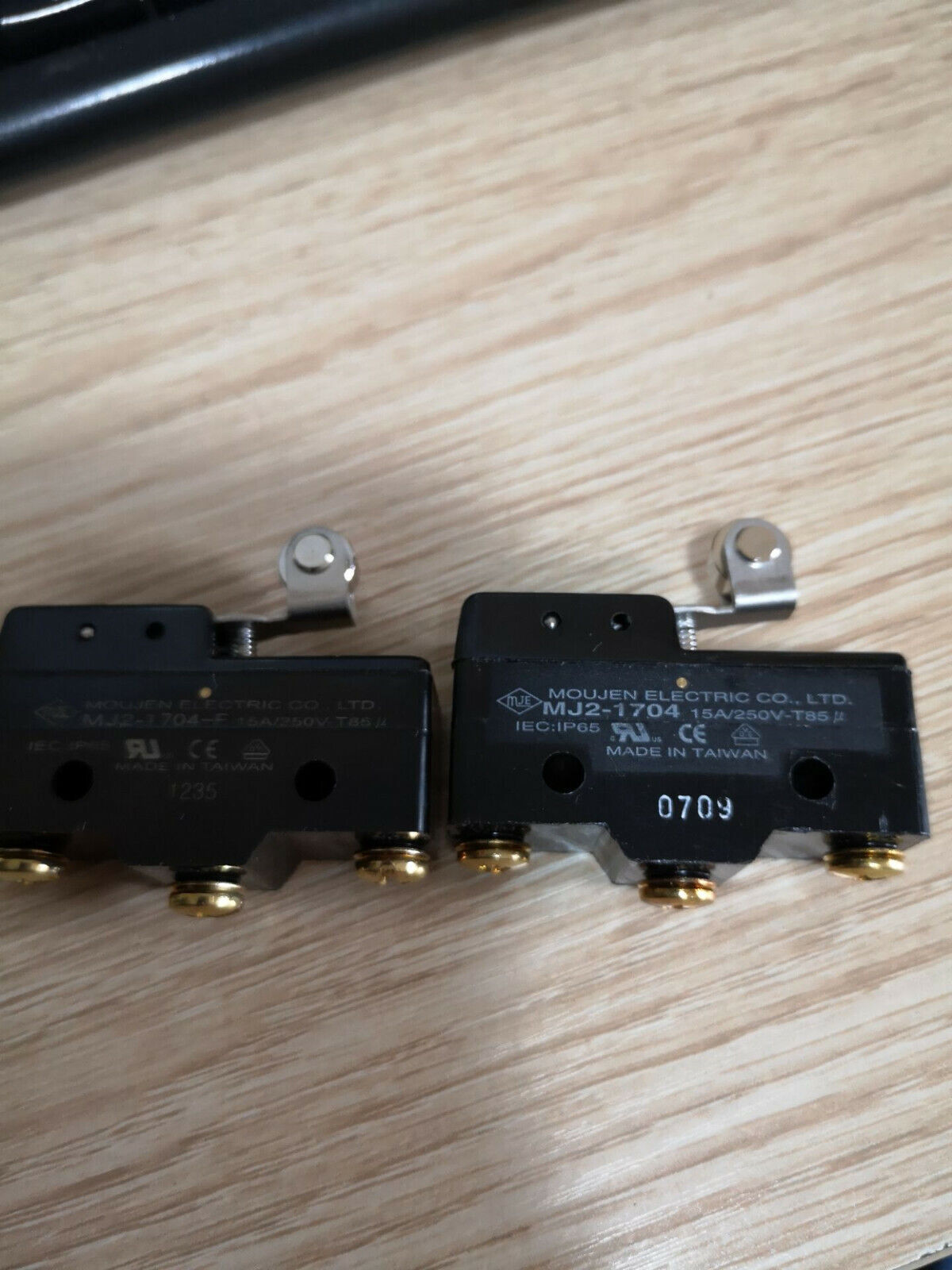 new 1PC Moujen MJ2-1704-F Limit Switch *TT - MOUJEN