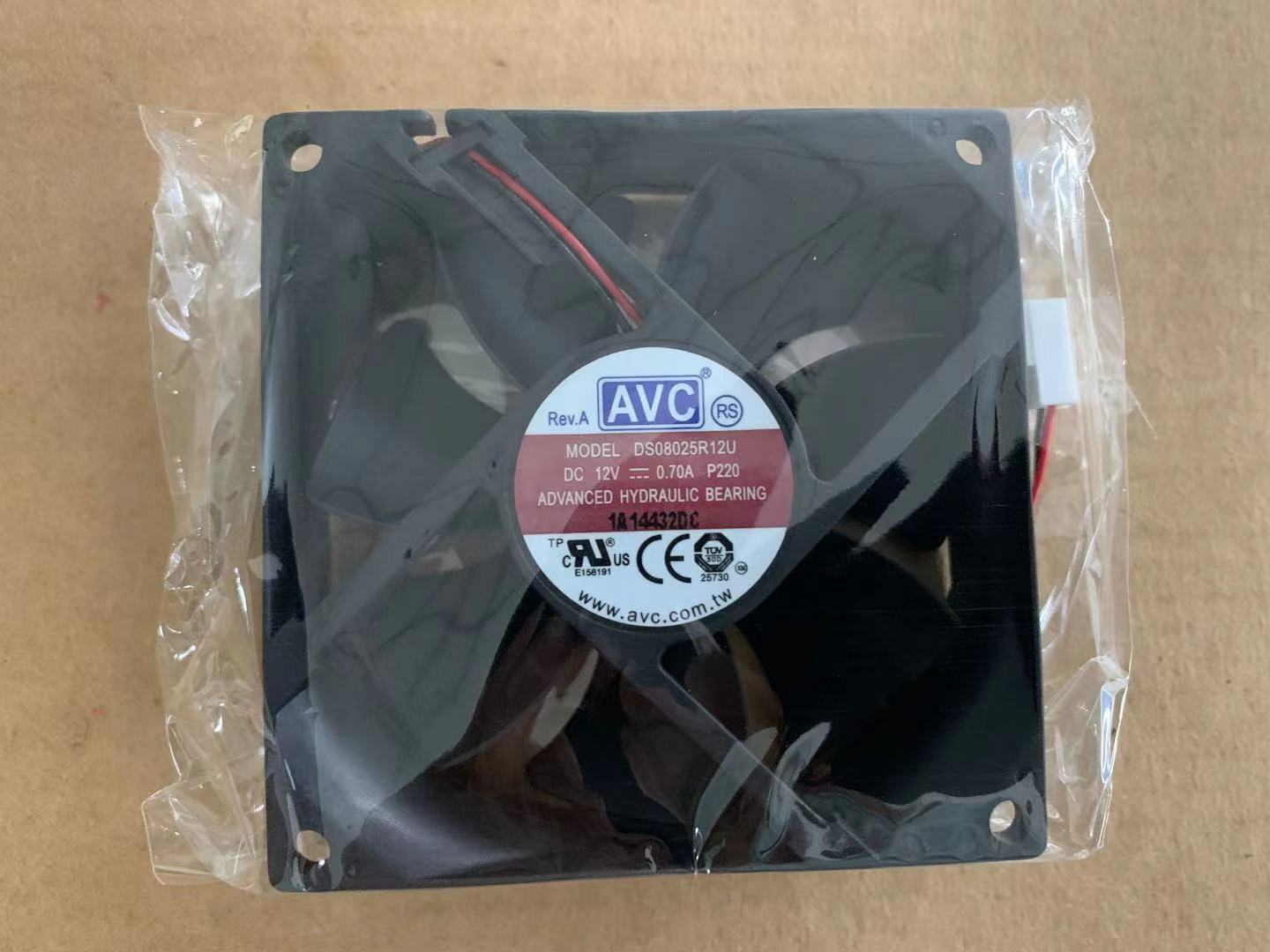 new AVC 8CM DS08025R12U DC 12V 0.7A 80*80*25mm 8CM 2-wire CPU cooling fan