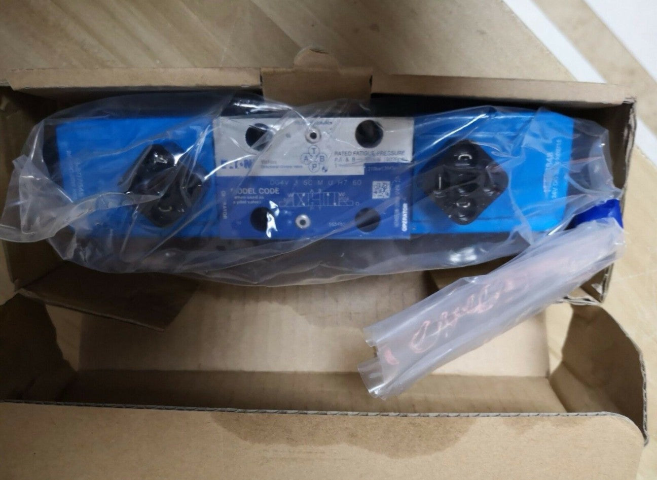 1PCS  Vickers DG4V-3-6C-M-U-H7-60 DG4V36CMUH760 Solenoid Valve