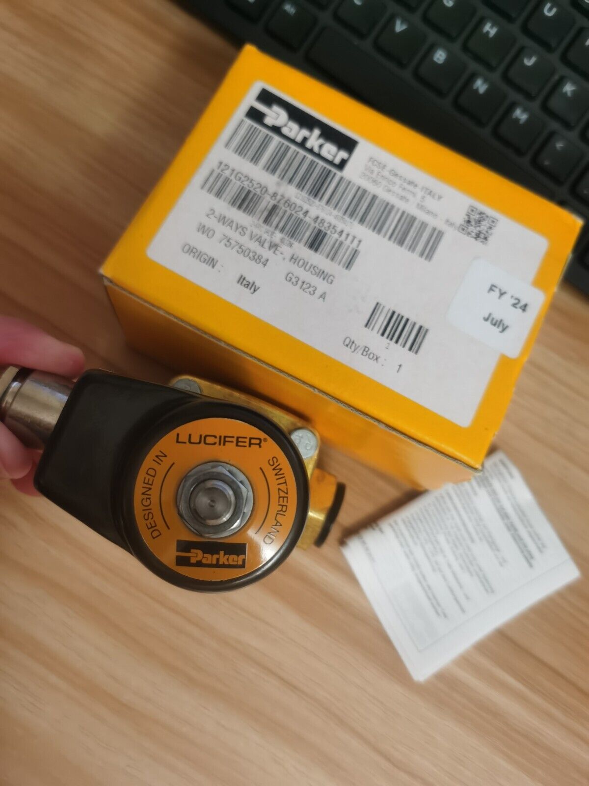 new 1PC  Parker 121G2520  230V 2-Ways Valve