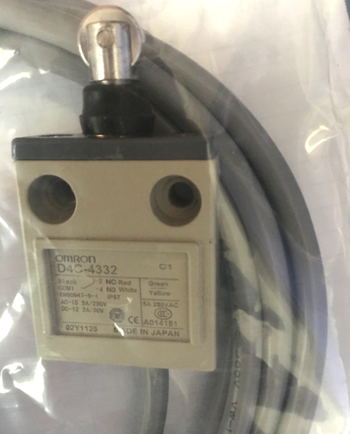 Omron D4C-4332 Limit Switch with D4C4332 sensor technology for reliable protection and control applications - OMRON