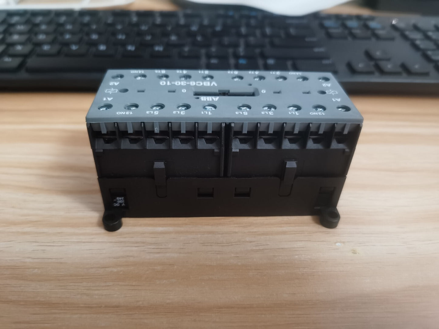 1PC ABB VBC6-30-10 VBC63010 DC Contactor