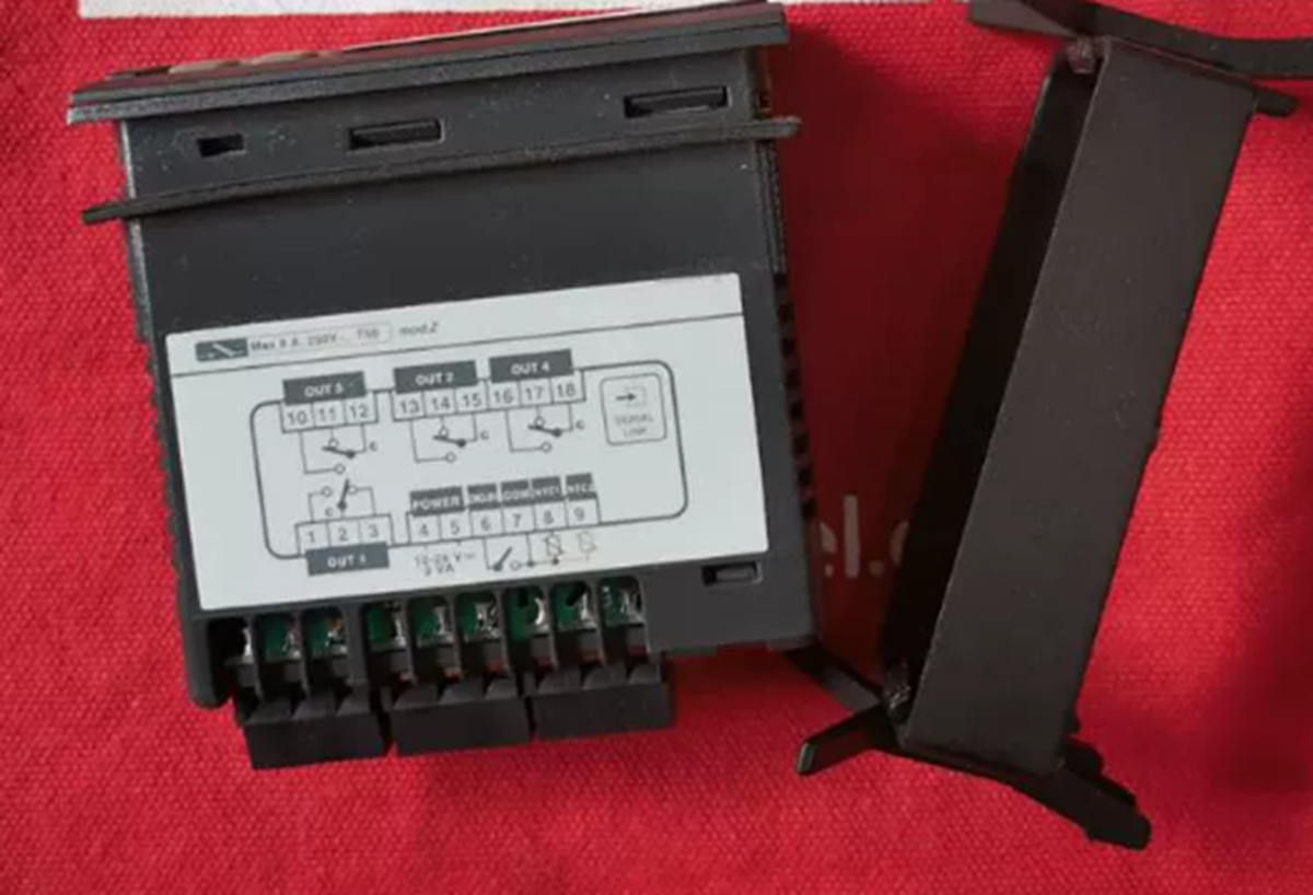 new  CAREL IR32Z00000 Temperature Controller CAREL