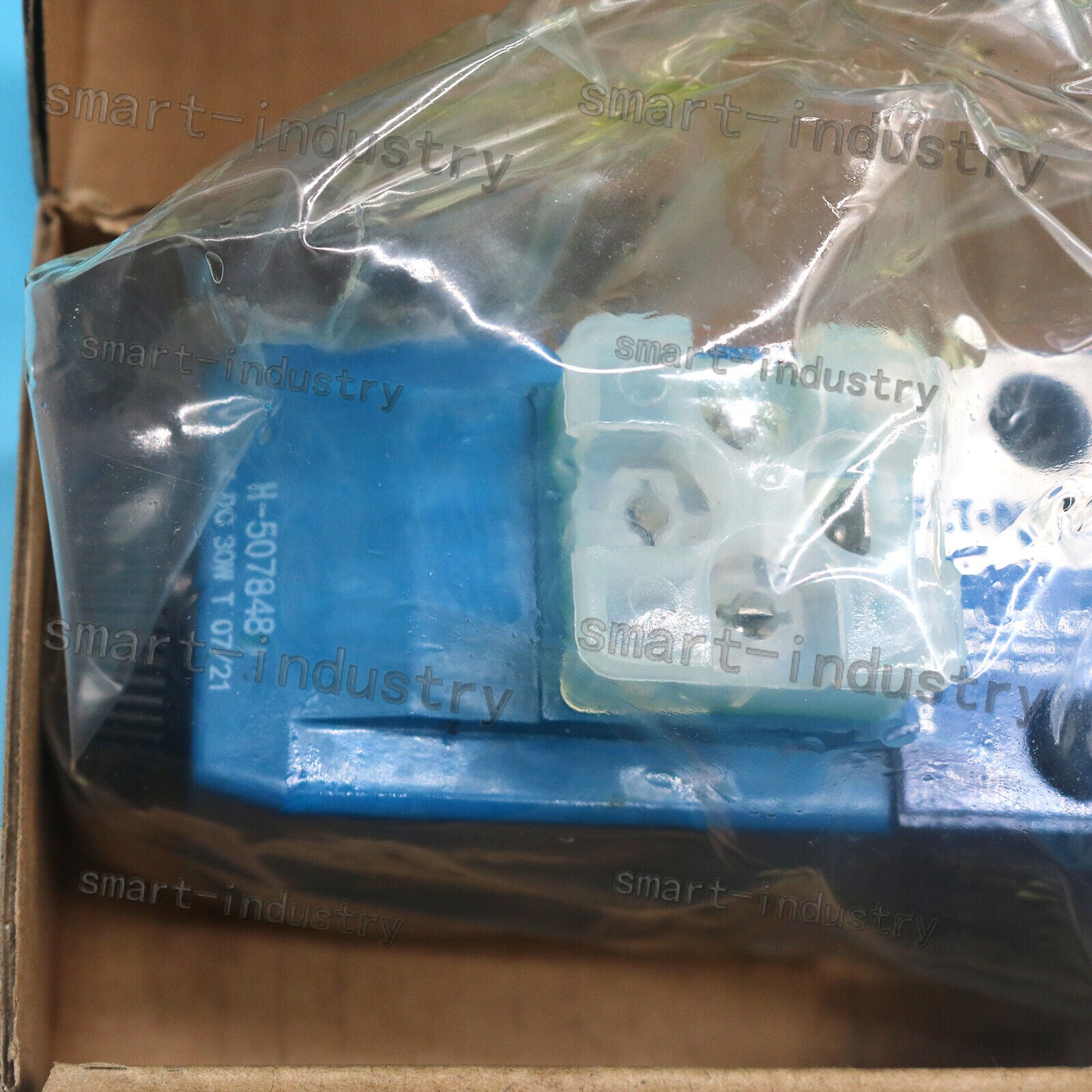 new  In Box For Eaton DG4V-3-2C-M-U-H7-60 Vickers solenoid valve fast delivery