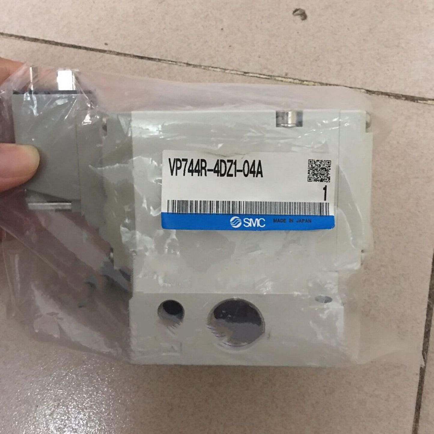 1PC SMC VP744R-4DZ1-04A electromagnetic valve - SMC