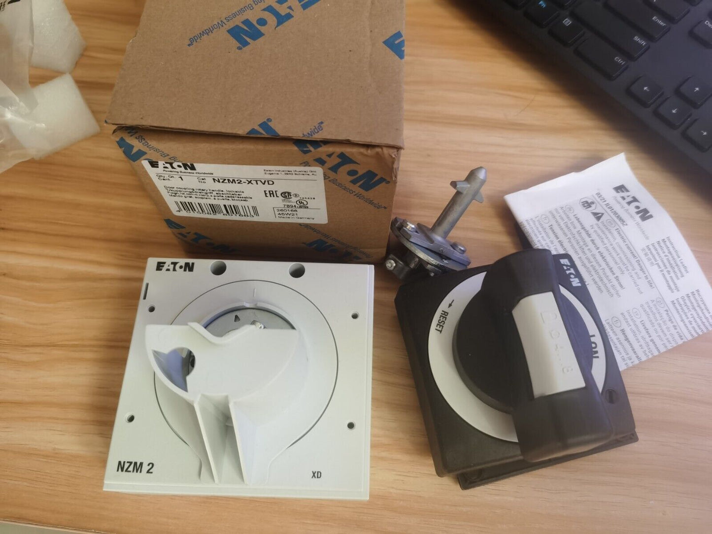 new 1PCS Eaton Moeller NZM2-XTVD NZM2XTVD Rotary Handle In Box - EATON MOELLER