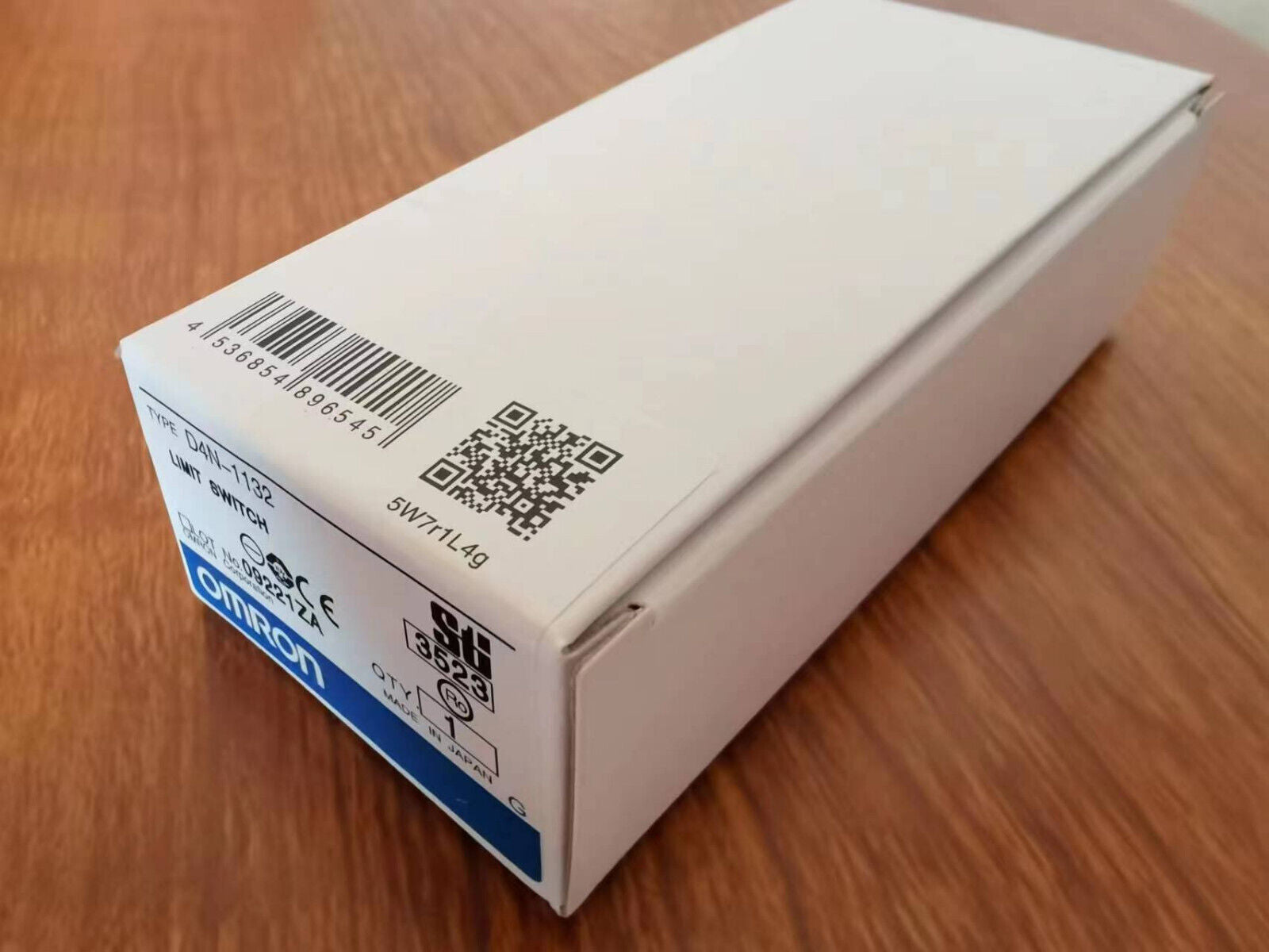 Omron D4N-1132 Limit Switch - New In Box, Reliable Performance - OMRON