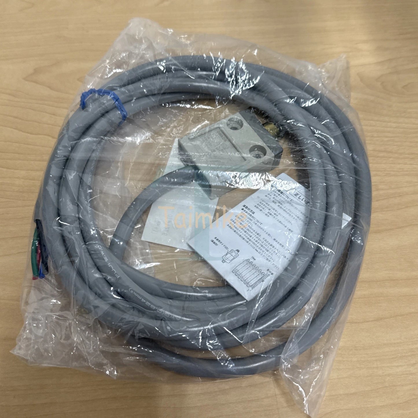 ! Omron D4C-1602 Compact Limit Switch Roller Plunger