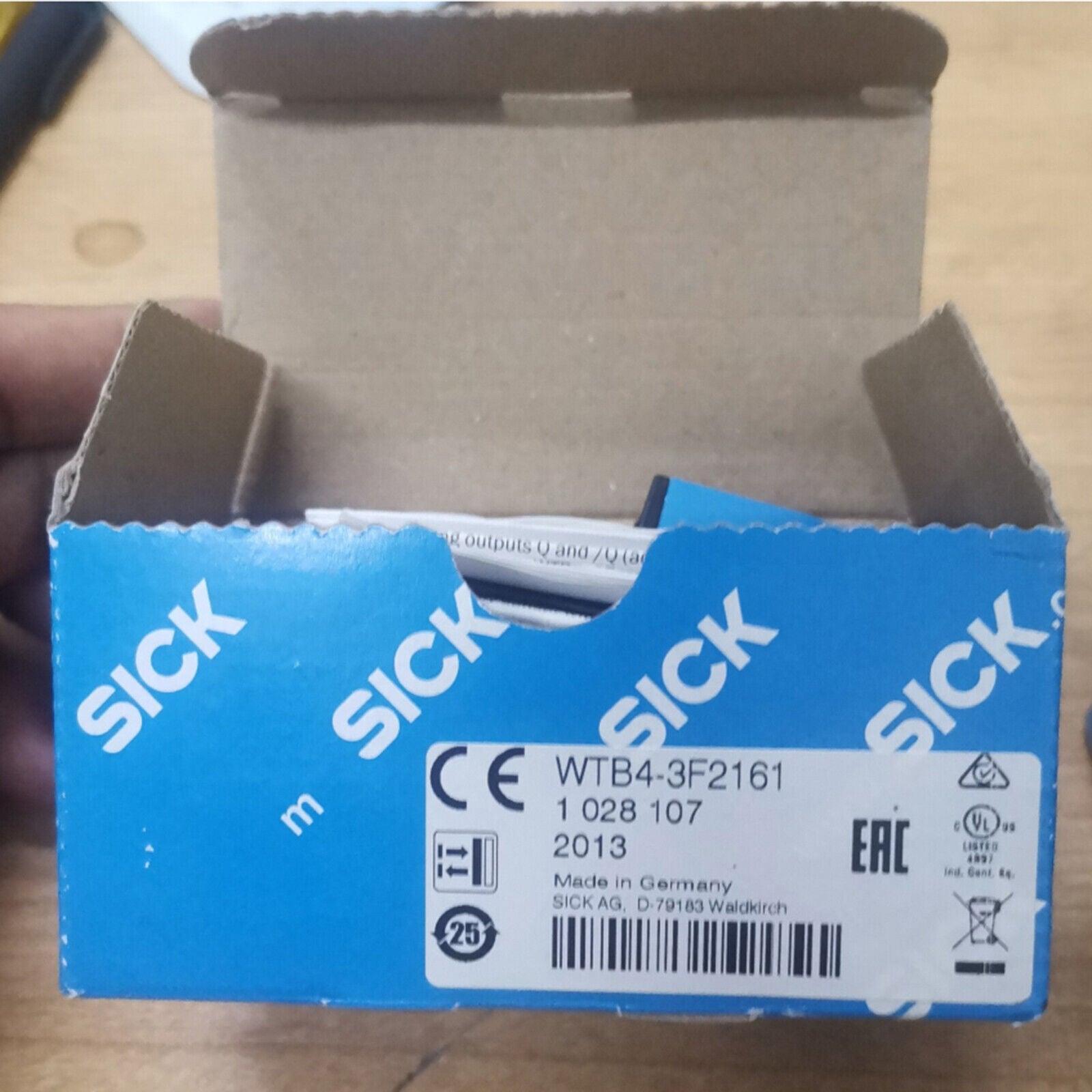 new 1 piece   sick WTB4-3F2161 photoelectric switch ship