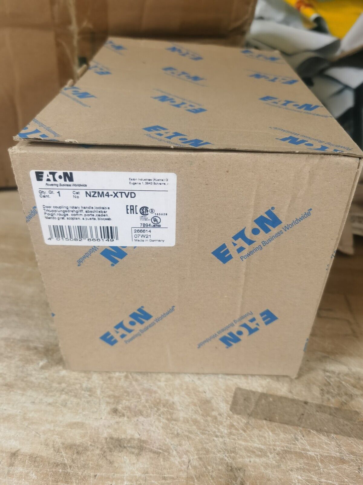 new 1PCS  Eaton Moeller  NZM4-XTVD NZM4XTVD Handle  In Box