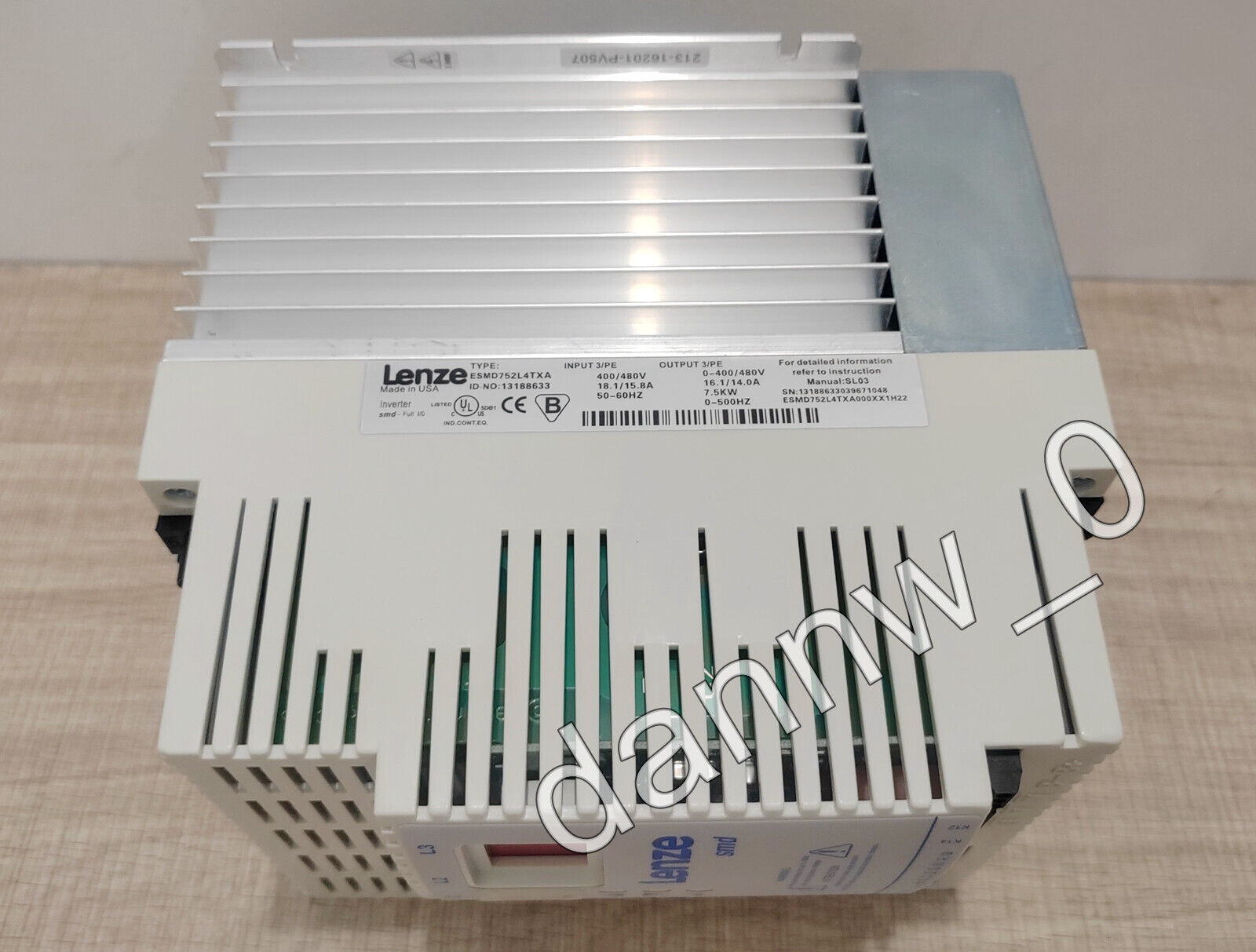 new   LENZE ESMD752L4TXA FREQUENCY INVERTER