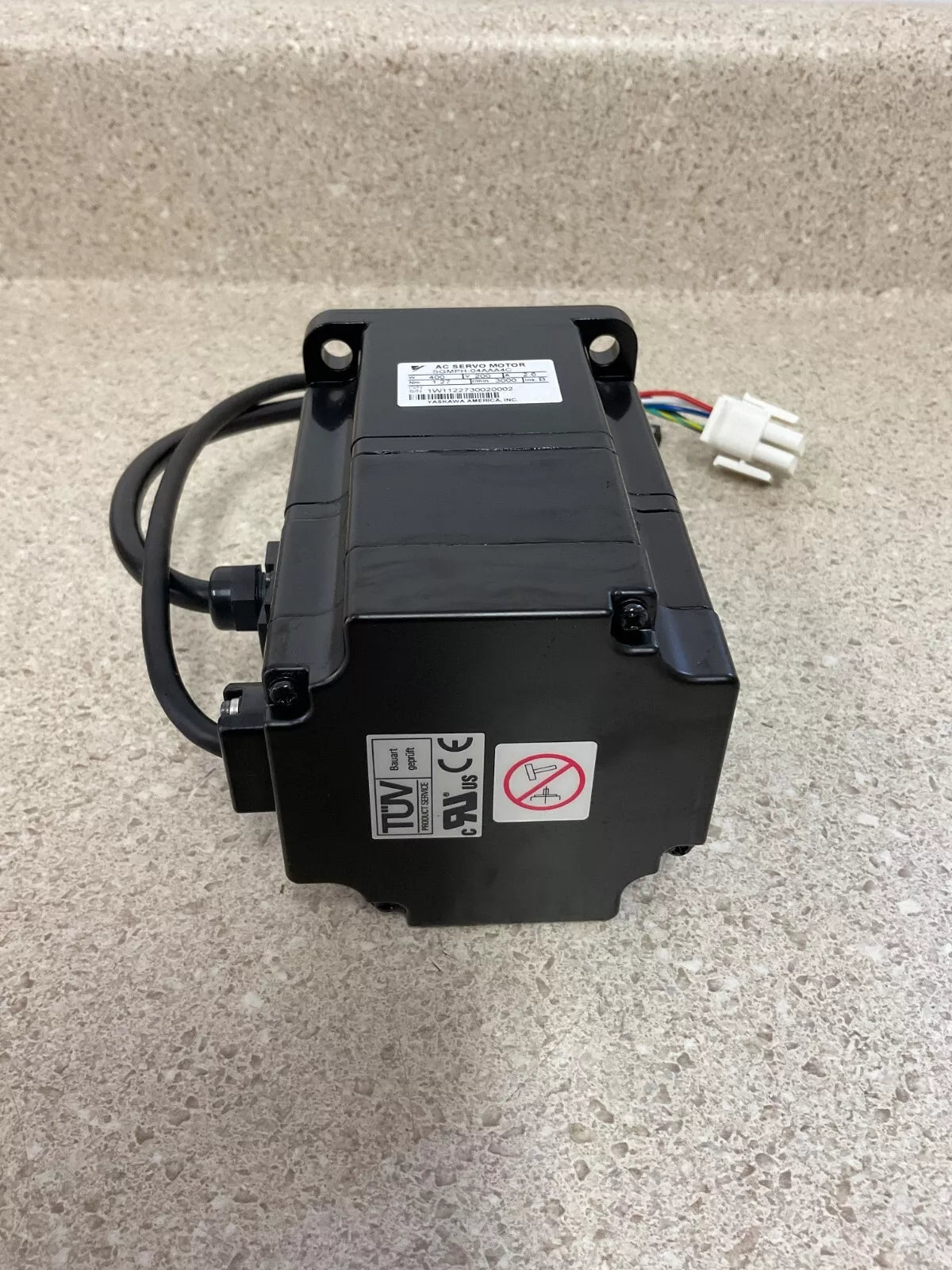 Yaskawa SGMPH-04AAA4C AC Servo Motor New - YASKAWA