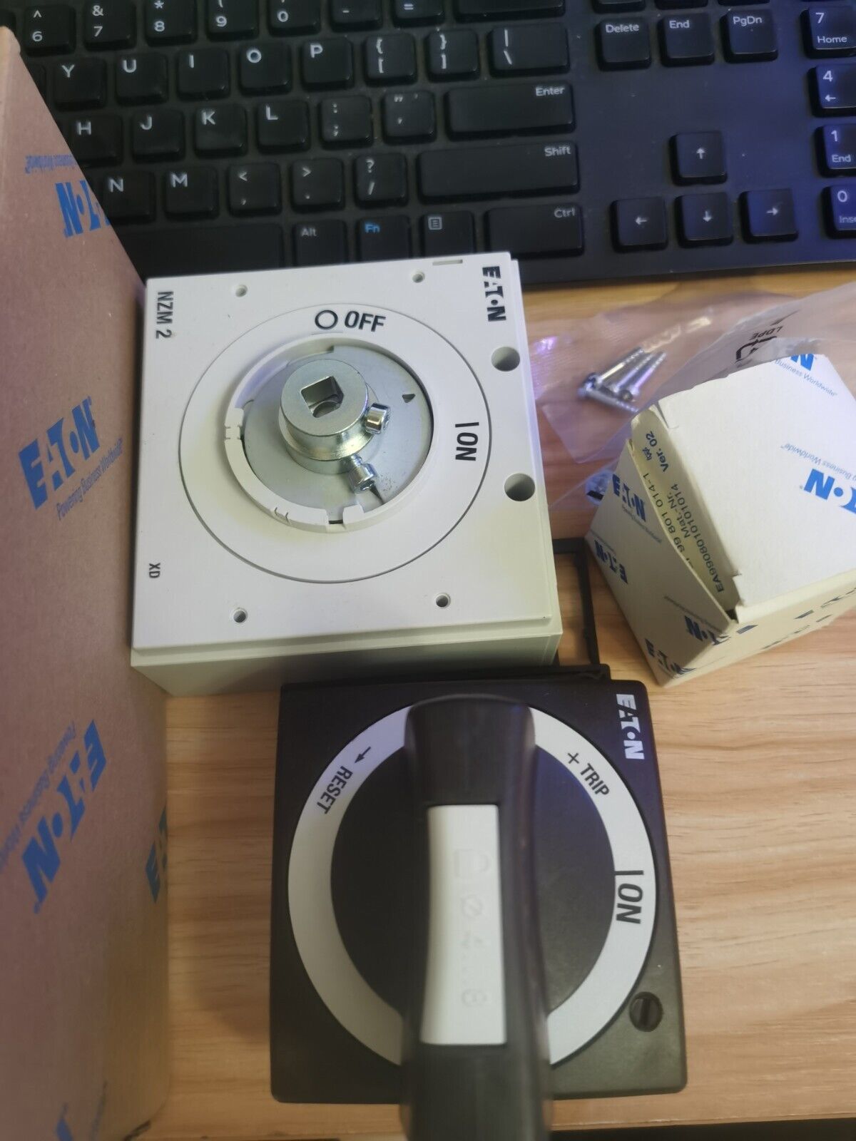 new 1PCS Eaton Moeller NZM2-XTVD-0 NZM2XTVD0 Rotary Handle In Box - EATON MOELLER